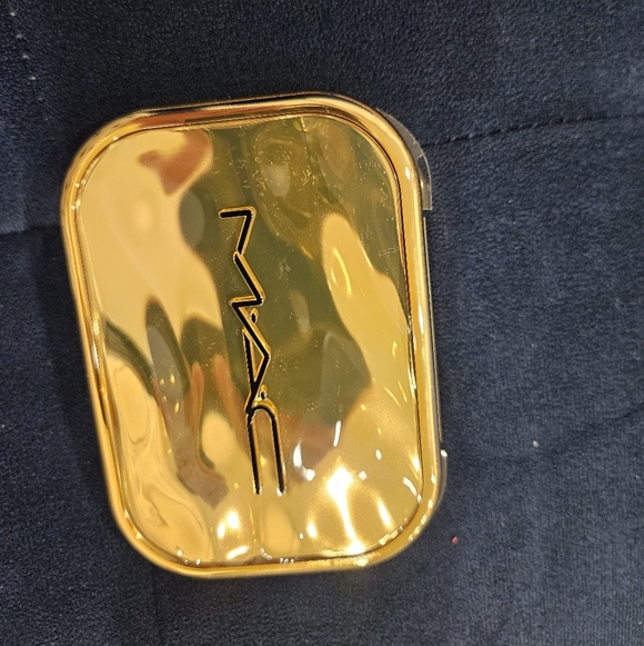 MAC Cosmetics Treasured Eyeshadow Palette - Rose To The Occasion Shades - Picture 3 of 7